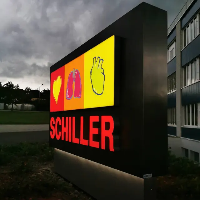 SCHILLER — Enseigne lumineuse, Zug